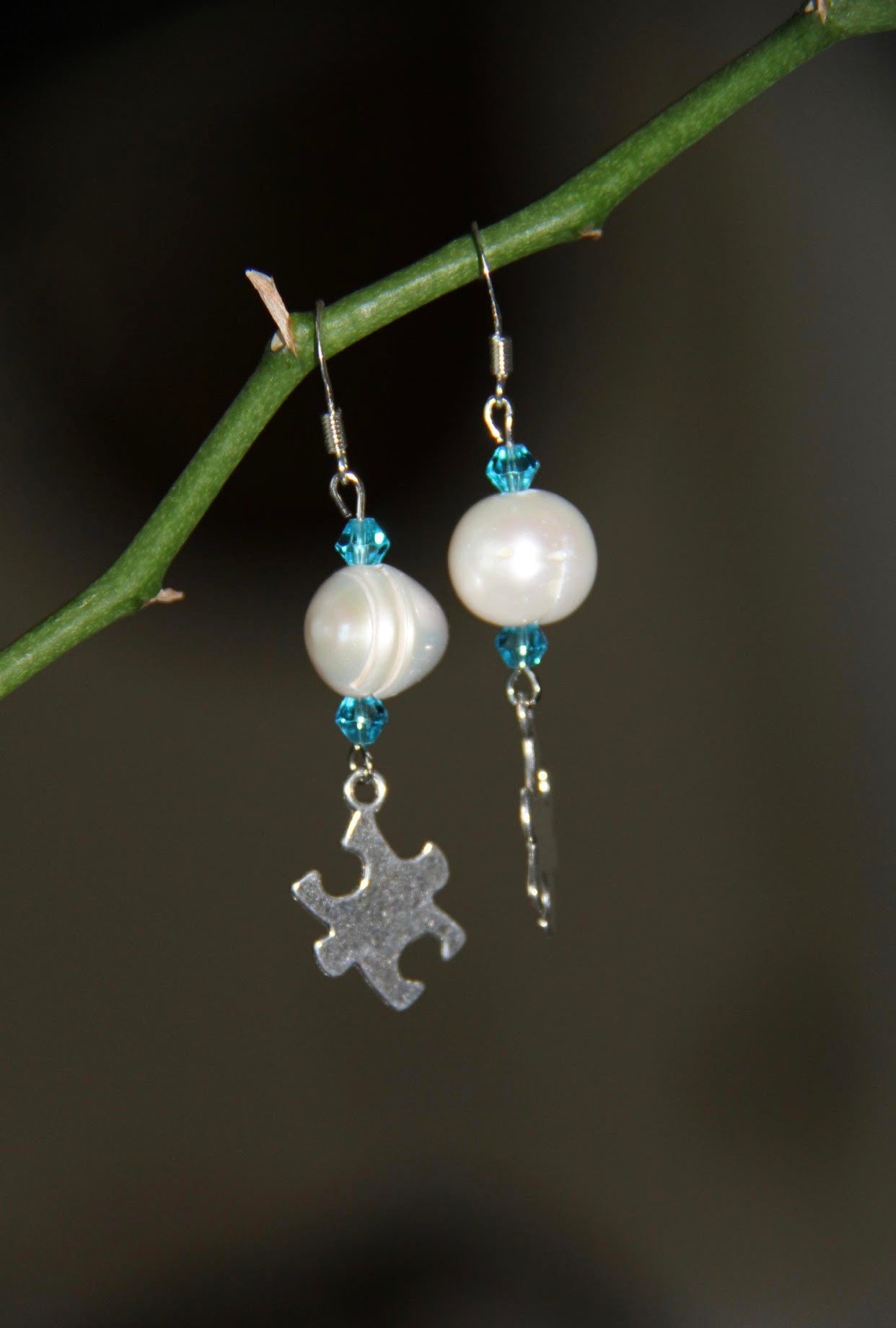 Freshwater pearls with Swarovski crystals (6 colors) and brass silver plated puzzle charms