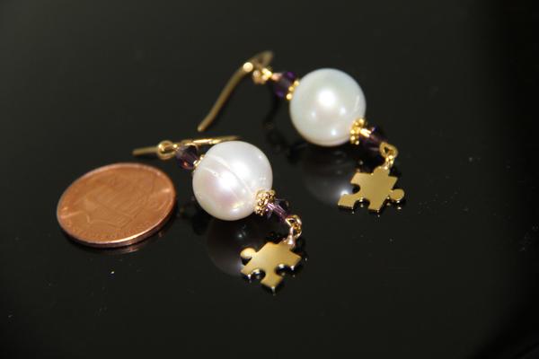 Freshwater pearls with Swarovski crystals (6 colors) and brass gold plated puzzle charms