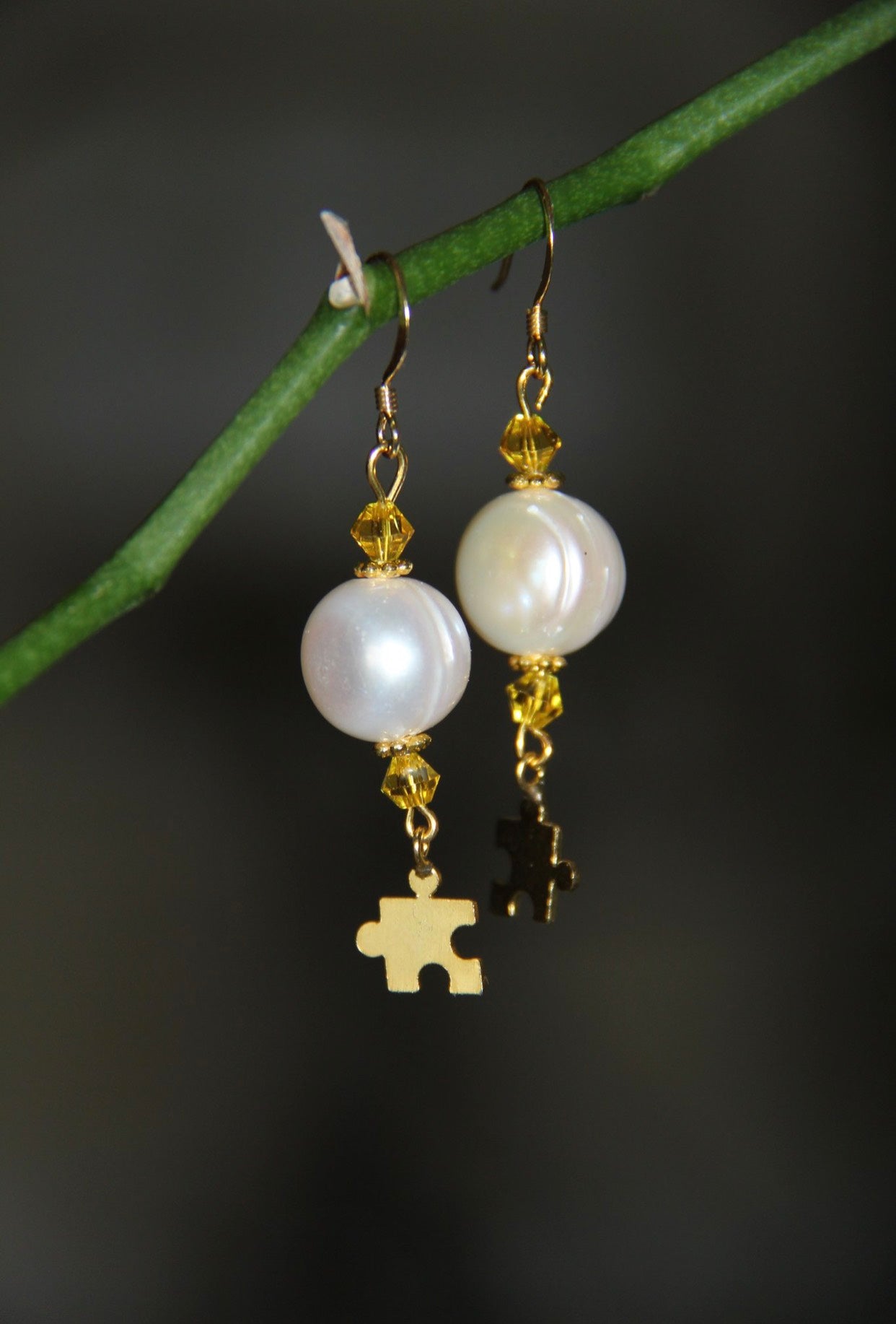 Freshwater pearls with Swarovski crystals (6 colors) and brass gold plated puzzle charms
